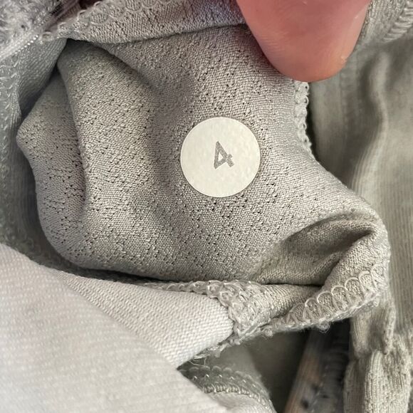 Lululemon No Limits Tank Silver Spoon Petite Fleur - Size: 4 - Picture 5 of 6